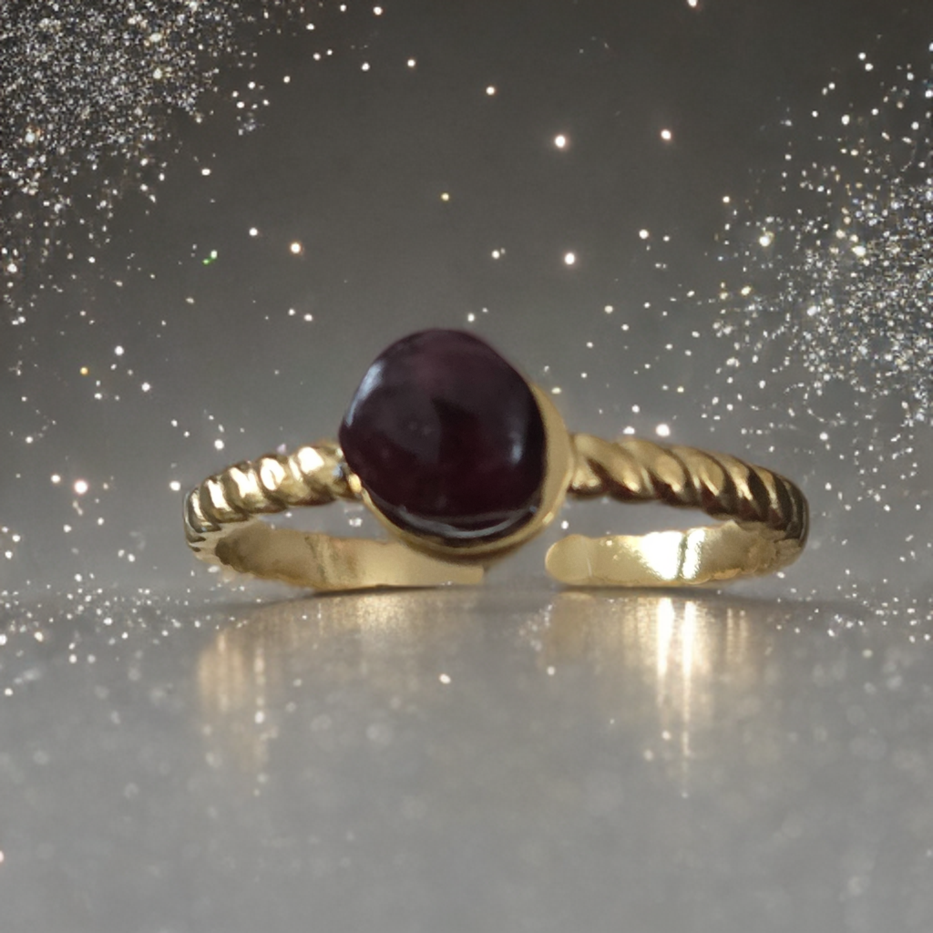 Bague grenat. Ajustable.