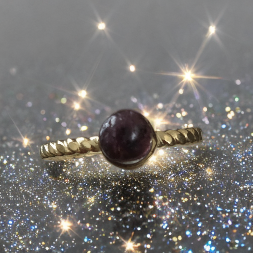 Bague grenat.  Ajustable.