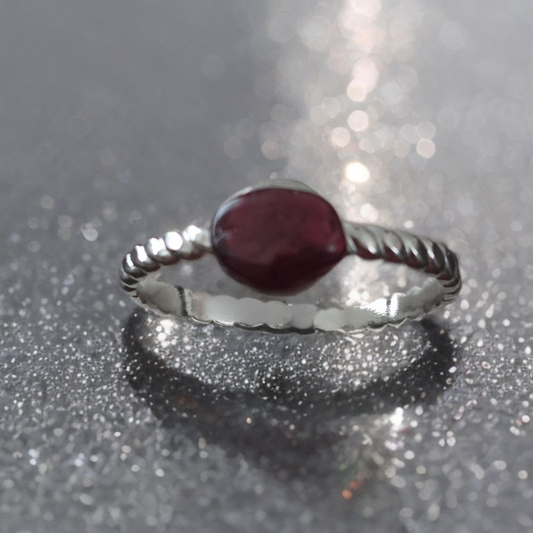 Bague grenat.  Ajustable.