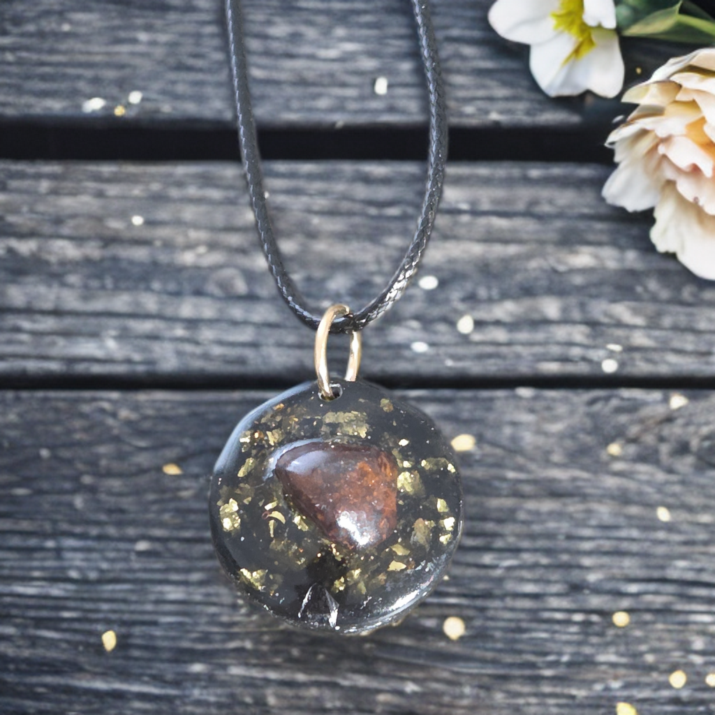 Orgonite shungite et hématite recouvert de jaspe rouge