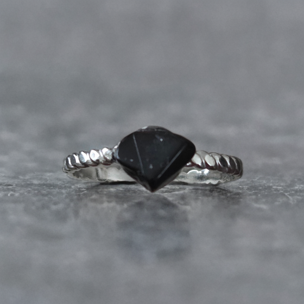 Bague obsidienne.  Ajustable.