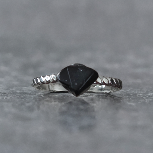 Bague obsidienne.  Ajustable.