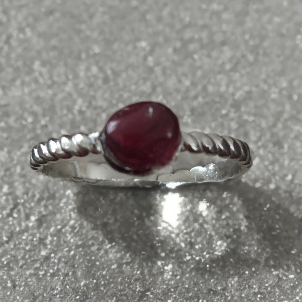 Bague grenat.  Ajustable.